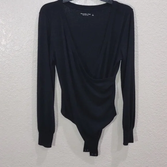 ABERCROMBIE & FITCH TOP. - Picture 3 of 11